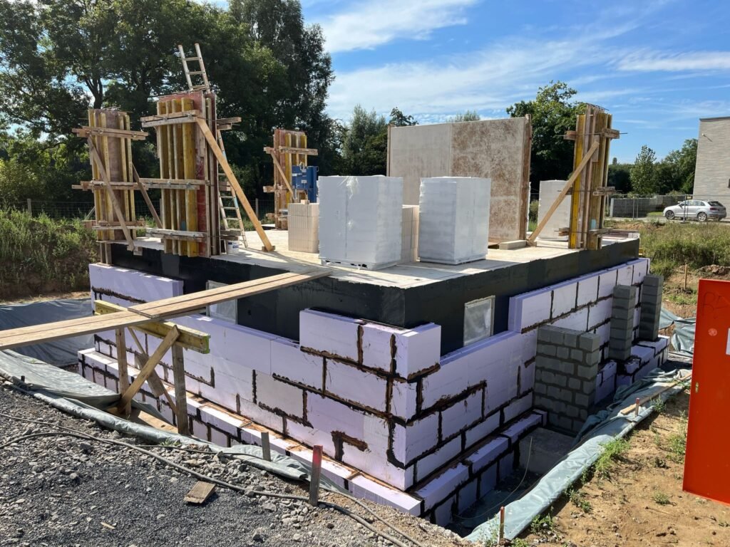 Maurerarbeiten im Freien.