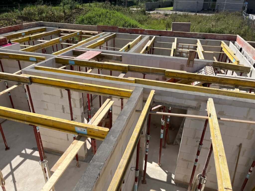 Schalungsarbeiten von oben.