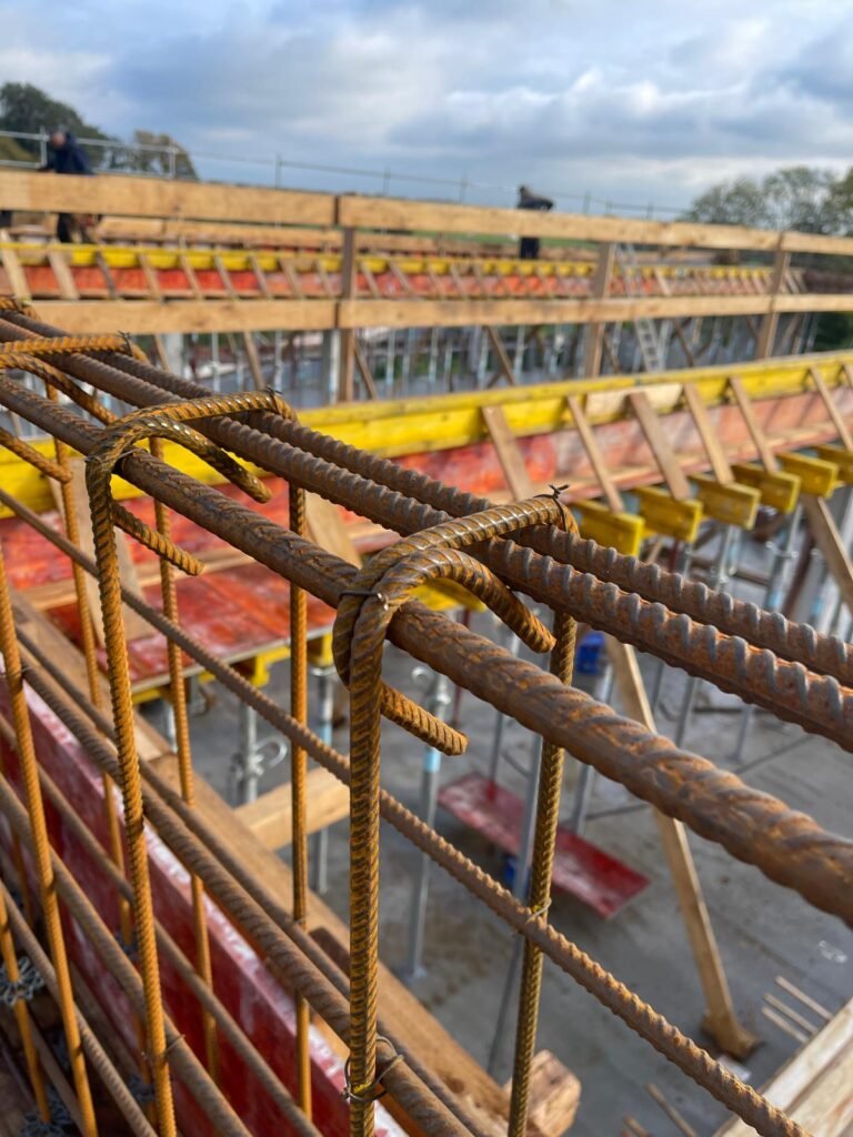 Stahlarbeit im Freien, leicht verrosteter Stahl.